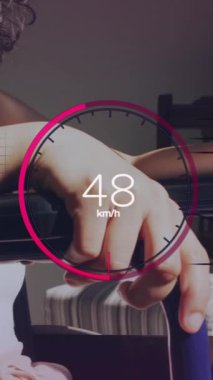 Tekerlekli sandalyedeki kadın üzerinde elektrikli araba seyahat arayüzü animasyonu. Seyahat, engellilik, dijital arayüz, yaşam tarzı, bağlantı ve iletişim, dijital olarak oluşturulmuş video.