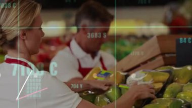Market çalışanları meyveyi kutudan stok kutularına taşırken bar ve çizgi çizgi grafik canlandırma sahnesi. Perakende, envanter, takım çalışması, veri, analitik, denetim, ticari