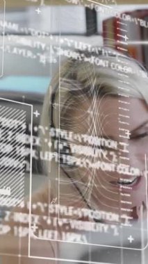 Beyaz kadın ajanın kulaklıkla konuşması üzerine grafiklerin, mesajların, programlama dilinin animasyonu. Dijital bileşik, çoklu pozlama, rapor, iş, müşteri hizmetleri, çağrı merkezi, teknoloji.