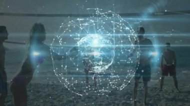 Sunucu topu fırlatıyor. Spor teknolojisi atımları plaj ağında voleybol topunu gösteriyor. Spor, yenilik, dijital, takım çalışması, açık hava, modern, bağlantı