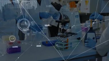 Laboratuar araştırmacıları pipetlere ulaşıyor, plakayı dolduruyor ve mikroskop kaymasını veri örtüleriyle analiz ediyor. Bilim, yenilik, işbirliği, analitik, teknoloji, kesinlik, deney