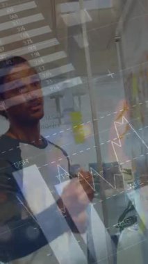 Ofiste beyin fırtınası yapan çeşitli iş arkadaşlarıyla ilgili grafiklerin ve finansal verilerin animasyonu. iş, finans, ekonomi ve işbirliği konsepti dijital olarak oluşturulmuş video.