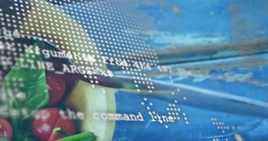 Kod metni ve harita kaydırma ve solma, kaşığın taze salata kasesini ortaya çıkarırken girmesi. Teknoloji, aşçılık, minimalizm, organik, modern, tazelik, doğal