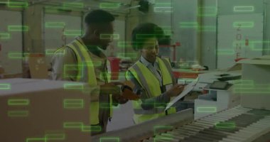 Depo başlığı ambalaj listesi, veri örtülerini sıralamak için operatör tarama kutusunu tetikler. Lojistik, tedarik zinciri, envanter, sanayi, takım çalışması, dijital arayüz, depo