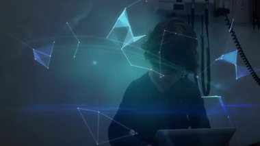 Hasta çocuk tablet tutuyor yüzen şekillere sebep oluyor, doktor dürbünü ayarlıyor hologram küresi oluşturuyor. Teknoloji, sağlık, yenilik, fütürizm, tıp, dijital, teletıp