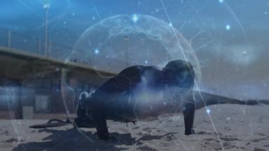 Dijital küre plajda dengeleniyor, fitness antrenörü üç şınav çekiyor. Fütürist, enerjik, atletik, teknoloji, refah, dinlenme, modern