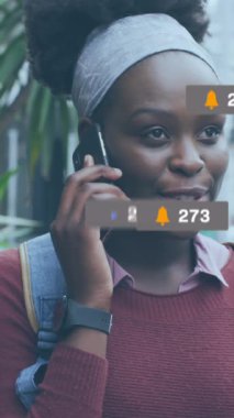 Afro-Amerikan bir adamın kahve içmesi üzerine sosyal medya simgeleri ve numaraların animasyonu. Küresel finans sektörü ve dijital arayüz kavramı dijital olarak oluşturulmuş video.