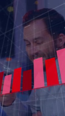 Ofisteki çeşitli insanlar üzerinde finansal veri işleme animasyonu. Küresel iş, finans, dijital arayüz ve dijital olarak oluşturulan veri işleme kavramı.