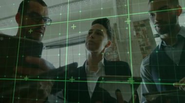 Cam şebekesinin etrafındaki iş ekibi telefonu aktif hale getiriyor. Meslektaşlarını değiştirip verileri analiz ediyorlar. İşbirliği, yenilik, teknoloji, takım çalışması, modern, veri, girişim