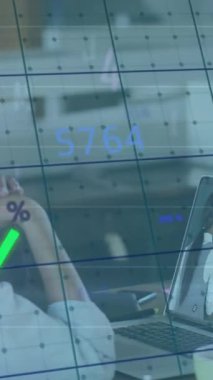 Çoklu grafik animasyonu, değişen numaralar, dizüstü bilgisayarda ders izleyen bir kadın. Dijital bileşik, çoklu pozlama, rapor, iş, büyüme, eğitim ve teknoloji kavramı.