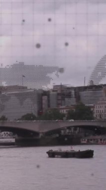 Londra şehir haritası üzerinde dünya haritası ve veri işleme animasyonu. Küresel iş, finans, hesaplama ve veri işleme kavramı dijital olarak oluşturulmuş video.