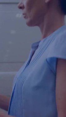 Depoda çalışan farklı insanlar üzerinde biyometrik fotoğraf ve dijital veri işleme animasyonu. Küresel gönderim, bağlantılar, hesaplama ve veri işleme kavramı dijital olarak oluşturulmuş video.