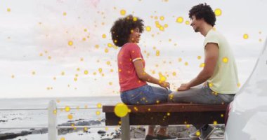 Kayalık kıyı şeridinde oturan çift, sarı parçacıkların girdabında yükselen teknoloji gösterisine başlıyor. Romantik, dinginlik, bağlantı, samimiyet, doğal, düşünceli, enerjik