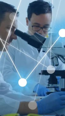 Laboratuvarda çalışan çeşitli erkek bilim adamları üzerindeki bağlantı ağının animasyonu. Küresel bilim, bağlantılar ve dijital arayüz konsepti dijital olarak oluşturulmuş video.