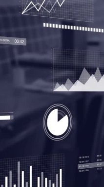 Kafeteryadaki boş sandalye ve masaların üzerinde hareket eden birden fazla grafiğin animasyonu. Dijital bileşim, iş dünyası, rapor, grafik, ilerleme, mobilya, kafe ve kafeterya kavramı.