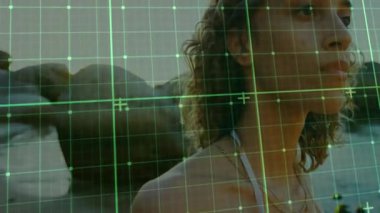 Yeşil ızgara tarama sahnesi taraması beyaz bikinili kadın kıyı şeridi teknoloji demosunu gösteriyor. Gelecekçi, teknoloji, dijital, izleme, sahil, gün batımı, dinginlik