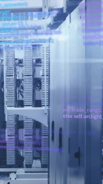 Veri merkezindeki sunucu raflarının üzerinde bilgisayar kodu animasyonu. Teknoloji, ağ oluşturma, siber güvenlik, dijital, altyapı, bulut