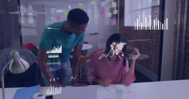 Kadın rapora notlar yazarken, meslektaşı da iş haritası ve harita nabzı olarak işaret ediyor. İşbirliği, takım çalışması, iletişim, modern, profesyonel, veri, analitik