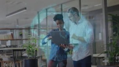 Analist Pad 'e dokunuyor. Dünya hologramına başlıyor. Teknoloji danışmanı veri yönlendirme projesini inceliyor. Yenilik, işbirliği, teknoloji, dijital, iş, üretkenlik, fütüristik