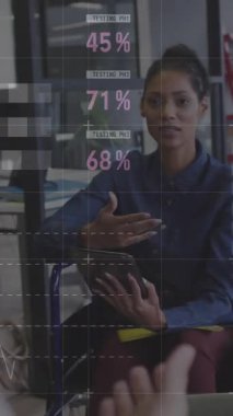 Çeşitli iş adamları üzerinde finansal veri işleme animasyonu. Küresel iş, bilgisayar ve dijital arayüz kavramı dijital olarak oluşturulmuş video.