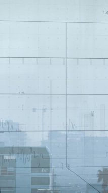 Şehir manzarası üzerinde finansal veri işleme animasyonu. küresel iş, finans ve dijital arayüz kavramı dijital olarak oluşturulmuş video.