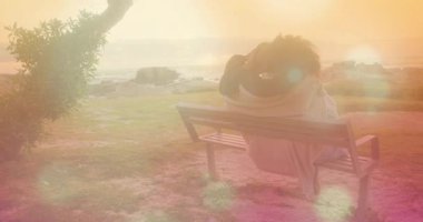 Çift bankta yürüyor battaniye sallanıyor ve seyahat reklamı için animasyon kalplerin altında öpüşüyor. Romantizm, samimiyet, siluet, günbatımı, sahil kenarı, bağlantı, huzur