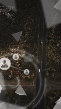 Profil simgelerinin ve üçgen şekillerin animasyon şebekesi şehir manzarası boyunca taranan alanlara karşı. Küresel ağ ve iş teknolojisi kavramı