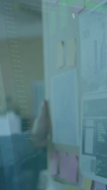 Çeşitli iş adamlarının not tutması üzerine veri işleme animasyonu. küresel iş, finans, bağlantılar ve dijital arayüz konsepti dijital olarak oluşturulmuş video.