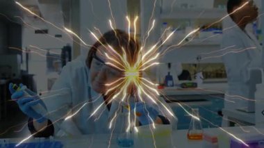 Önde gelen bilim adamı pipeti kaldırıyor, çözeltiyi test tüplerine çiziyor ve laboratuvarda kesin bir test yapıyor. Araştırma, kesinlik, laboratuvar, bilim, klinik, teknoloji, deney