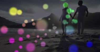 Seyahat sahnesinde, alacakaranlıktan düşen Bokeh ışıkları gibi sahilde el ele tutuşan çiftler görülüyor. Romantik, dinginlik, siluet, yansıma, doğa, uyum, sükunet