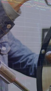 Kafeteryadaki kahve makinesini kullanan beyaz adamın çizim tahtası animasyonu. Dijital bileşik, çoklu pozlama, borsa, finans, ticaret ve teknoloji kavramı.