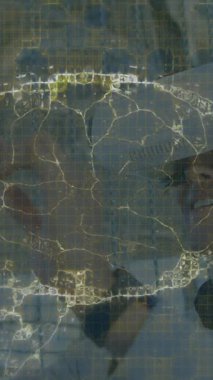 VR kulaklık takan iş adamının beyin dönüşünün ve veri işlemesinin animasyonu. ticari, bilim, bağlantı, teknoloji ve dijital arayüz kavramı dijital olarak oluşturulmuş video.