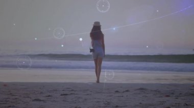 Kadın sörf yapıyor ve geometrik örtüyü etkinleştiriyor aynı zamanda teknoloji gösterisinde günbatımını yakalıyor. Macera, sükunet, keşif, modern, sanatsal, yaşam tarzı, boş zaman