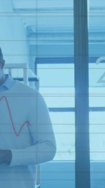 Ofiste akıllı telefon kullanan Afro-Amerikan iş adamının finansal veri işleme animasyonu. Küresel iş, finans, bilgisayar ve dijital arayüz kavramı dijital olarak oluşturulmuş video.