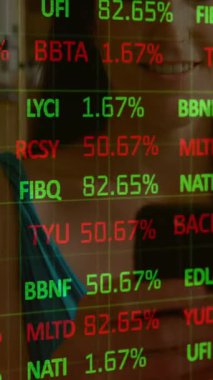 Akıllı telefon kullanan mutlu beyaz kadın üzerinden finansal verilerin animasyonu. Küresel finans, ekonomi, iletişim ve teknoloji konsepti dijital olarak oluşturulmuş video.