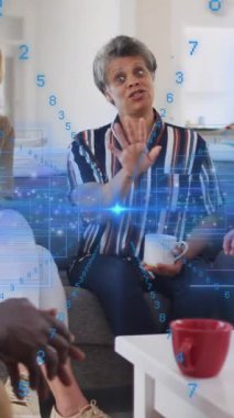 İki yaşlı çiftin evde kahve içerken konuştuğu ikili kodlama animasyonu. Emeklilik yaşam tarzı ve ağ teknolojisi kavramı