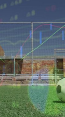 Çeşitli erkek futbol oyuncuları grubu üzerinde arayüz işleme verilerinin animasyonu. Spor, rekabet, fitness ve teknoloji konsepti dijital olarak oluşturulmuş video.