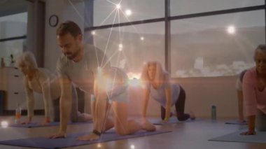 Beden eğitimi eğitmeninin sinyalleri omurgadaki yaşlılara ışıldayan dijital kaplama ile rehberlik etmeye başlıyor. Sağlık, kıdemli fitness, dijital teknoloji, egzersiz, farkındalık, sağlık, aktif yaşlanma