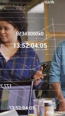 Muhtelif meslektaşların ofiste toplanmasıyla ilgili veri işleme animasyonu. Küresel iş, finans ve dijital arayüz kavramı dijital olarak oluşturulmuş video.