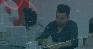 İş sunucusu, takım çalışması olarak ekranları silip süpürerek satışların dibe vurduğunu anlatıyor. Kurumsal, analitik, sunum, takım çalışması, modern, üretkenlik, veri analizi