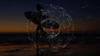 Sörfçü alacakaranlıkta sörf tahtasında yürüyen plajı tutuyor ağ küresi oluşturarak onu teknik gösteri için sarıyordu. Siluet, dijital, fütüristik, teknoloji, su, minimalist, yenilik