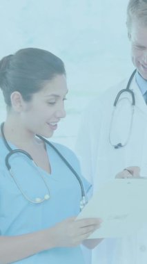 Erkek doktor ve kadın sağlık çalışanlarının hastanede tartıştıkları veri işleme animasyonu. İş verileri ve tıbbi sağlık teknolojisi kavramı