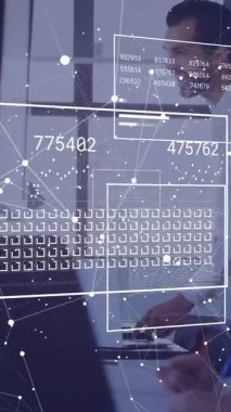 Ofisteki çeşitli iş adamları üzerinde finansal veri işleme animasyonu. Küresel finans, iş, bağlantılar, hesaplama ve veri işleme kavramı dijital olarak oluşturulmuş video.