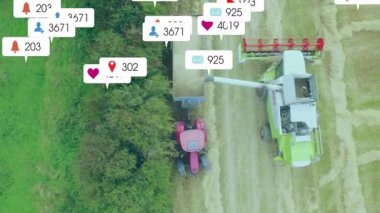 Boşaltan tahıl sürücülerini birleştirdiğimizde traktör yüzen sosyal simgelerin ilerleyişi çarpışmanın arttığını gösteriyor. Tarım, tarım, hasat, makine, kırsal, otomasyon, teknoloji