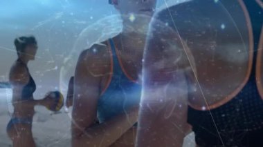 Gözde oyuncu ağ altında topu alıyor, dönüyor ve voleybol antrenmanı için pas veriyor. Takım çalışması, sportmenlik, atletizm, açık hava, eğlence, fitness, dijital