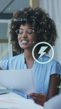 Ofisteki çeşitli iş adamları üzerinde finansal veri işleme animasyonu. Küresel finans, iş, bağlantılar, hesaplama ve veri işleme kavramı dijital olarak oluşturulmuş video.