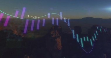 Dağlarda kaybolan şamdan çubukları ve arazi üzerinde hareket eden çizgi grafikleri pazar eğilimlerini gösteriyor. Finansal, veri, görselleştirme, analitik, dijital, teknoloji, soyut