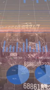 Finansal veri işlemenin animasyonu ve şehir manzarası üzerindeki bağlantı ağı. Küresel iş, bilgisayar ve dijital arayüz kavramı dijital olarak oluşturulmuş video.