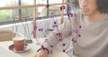 Adam dizüstü bilgisayarda yazı yazarken ağ küresi teknik mesajlaşma için simgeleri atıyor. İşbirliği, iletişim, teknoloji, yenilik, çalışma alanı, kentsel, ağ