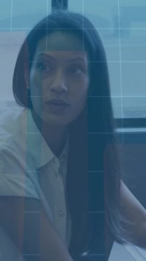 Muhtelif meslektaşların ofiste iş görüşmesi üzerine finansal veri işleme animasyonu. Küresel iş, finans, bilgisayar ve dijital arayüz kavramı dijital olarak oluşturulmuş video.